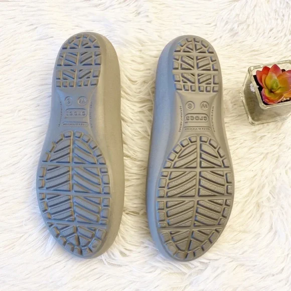 CROCS | Grey Ballet Flats loafers faux fur footbed women’s 6 - Picture 8 of 9